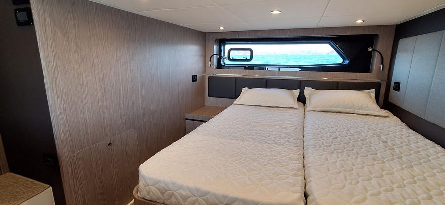 TWIN BEDROOM
