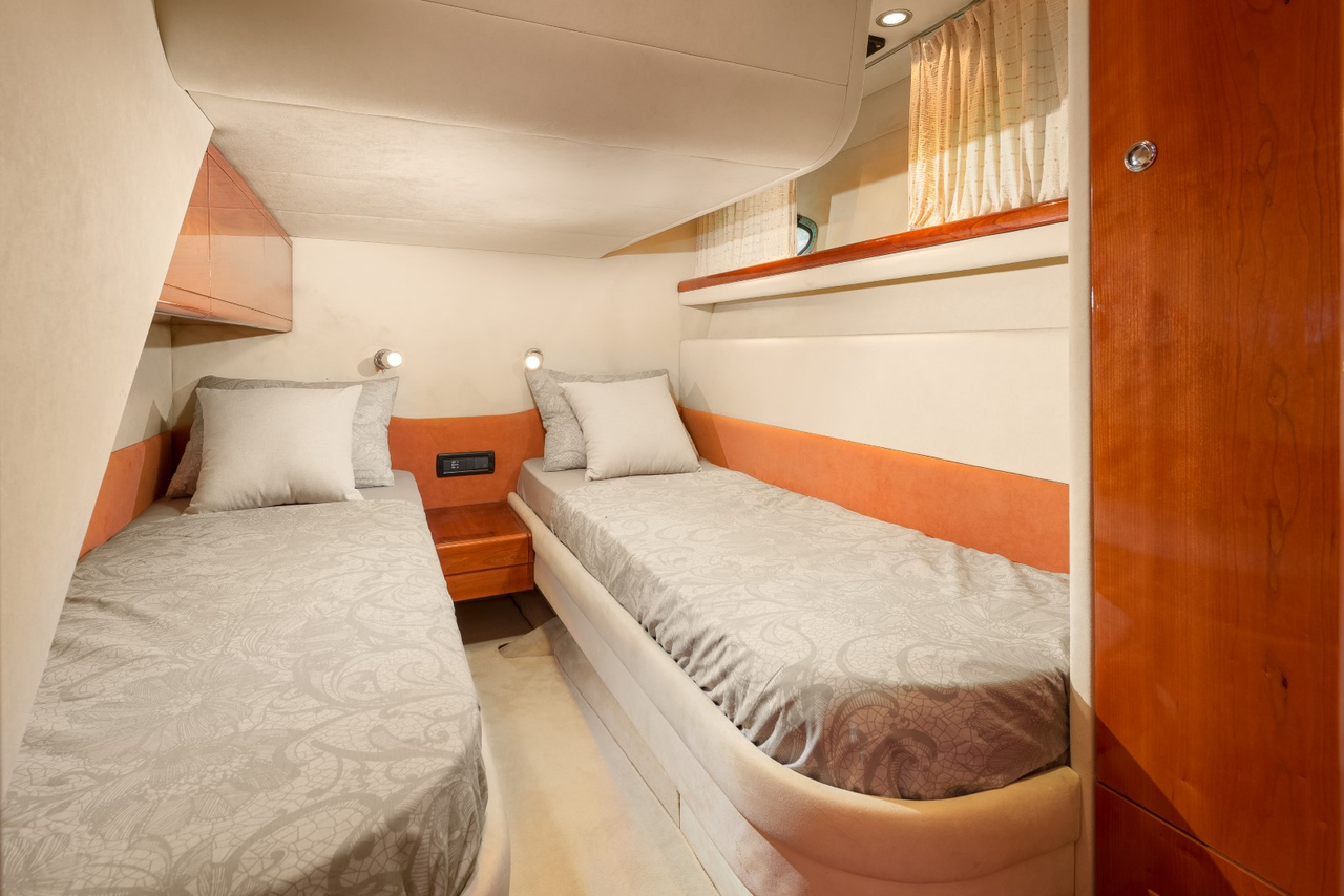 TWIN BEDROOM