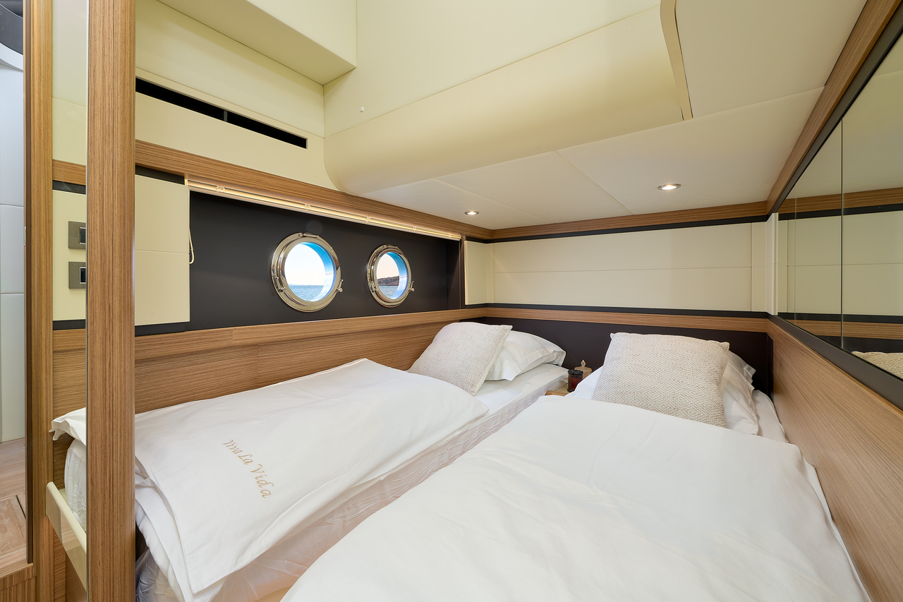 TWIN BEDROOM